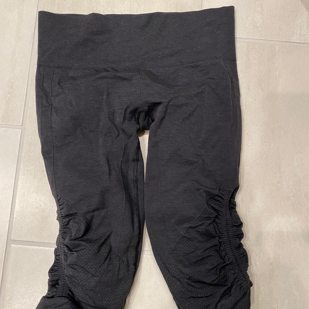 Lululemon black scrunched crop leggings